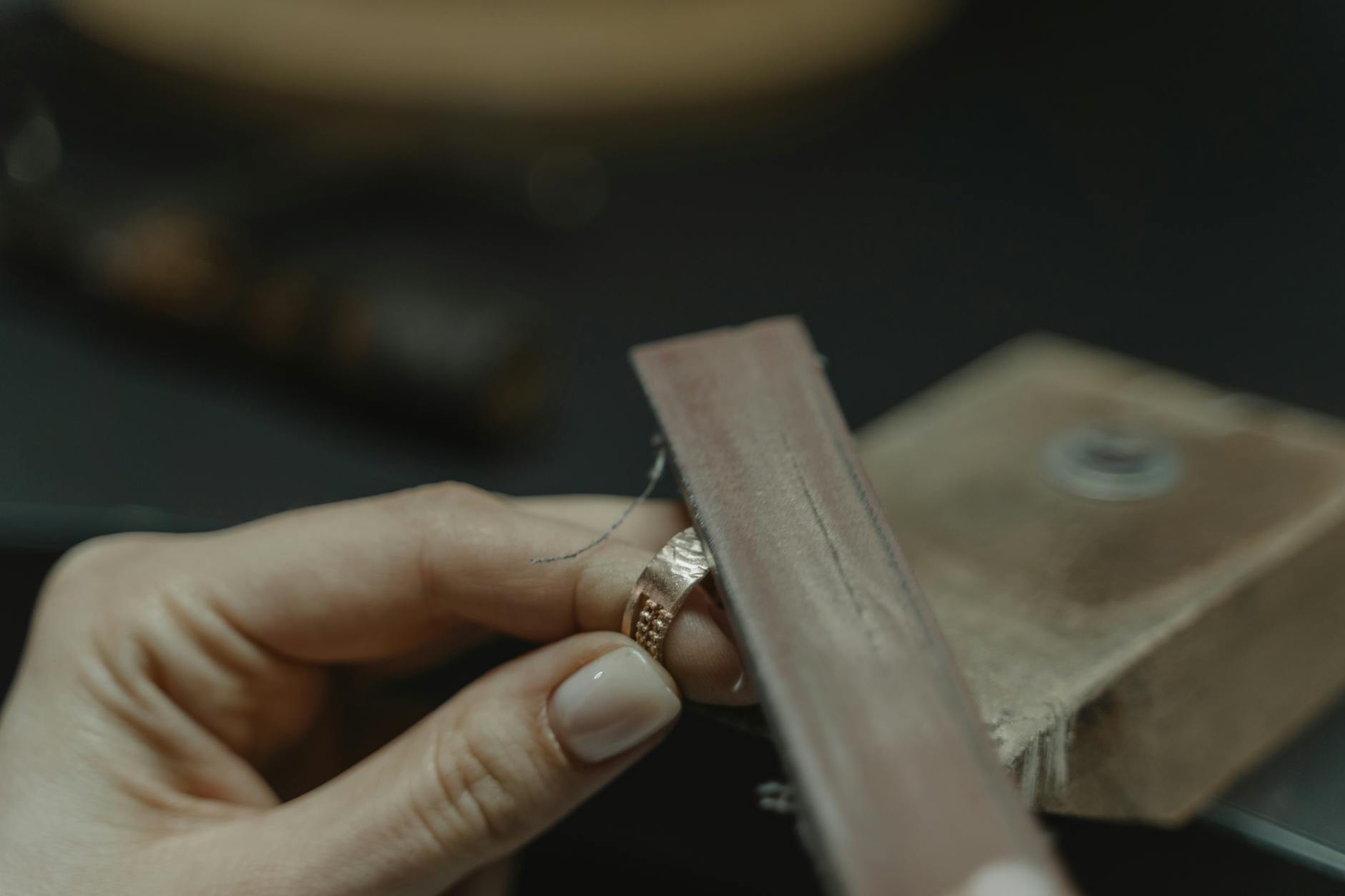 Gold Polishing: Professional vs Home Methods Complete Guide