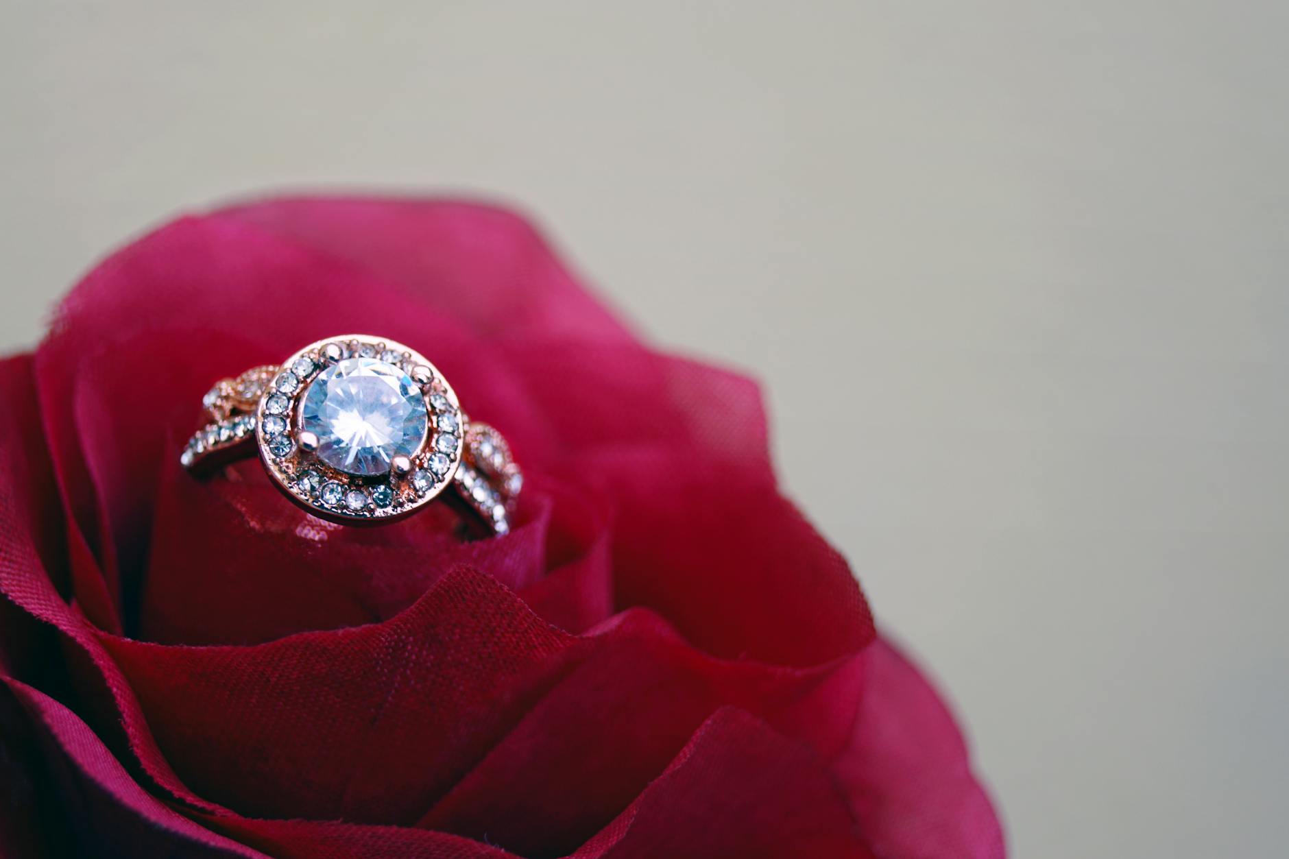 How to Spot a Fake Diamond: Tests, Red Flags, and What Really Works